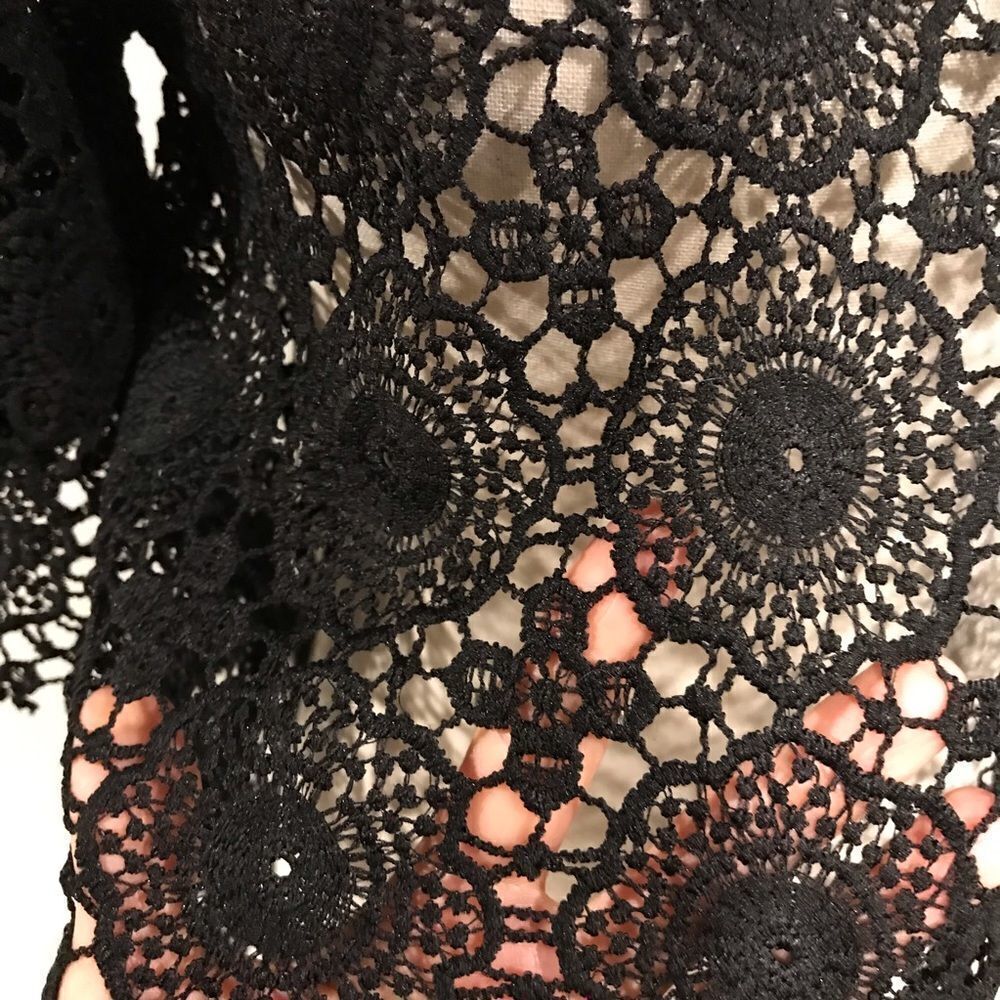 MAKE AN OFFER;) Black lace‎ crop top with short bell sleeves - Picture 4 of 10
